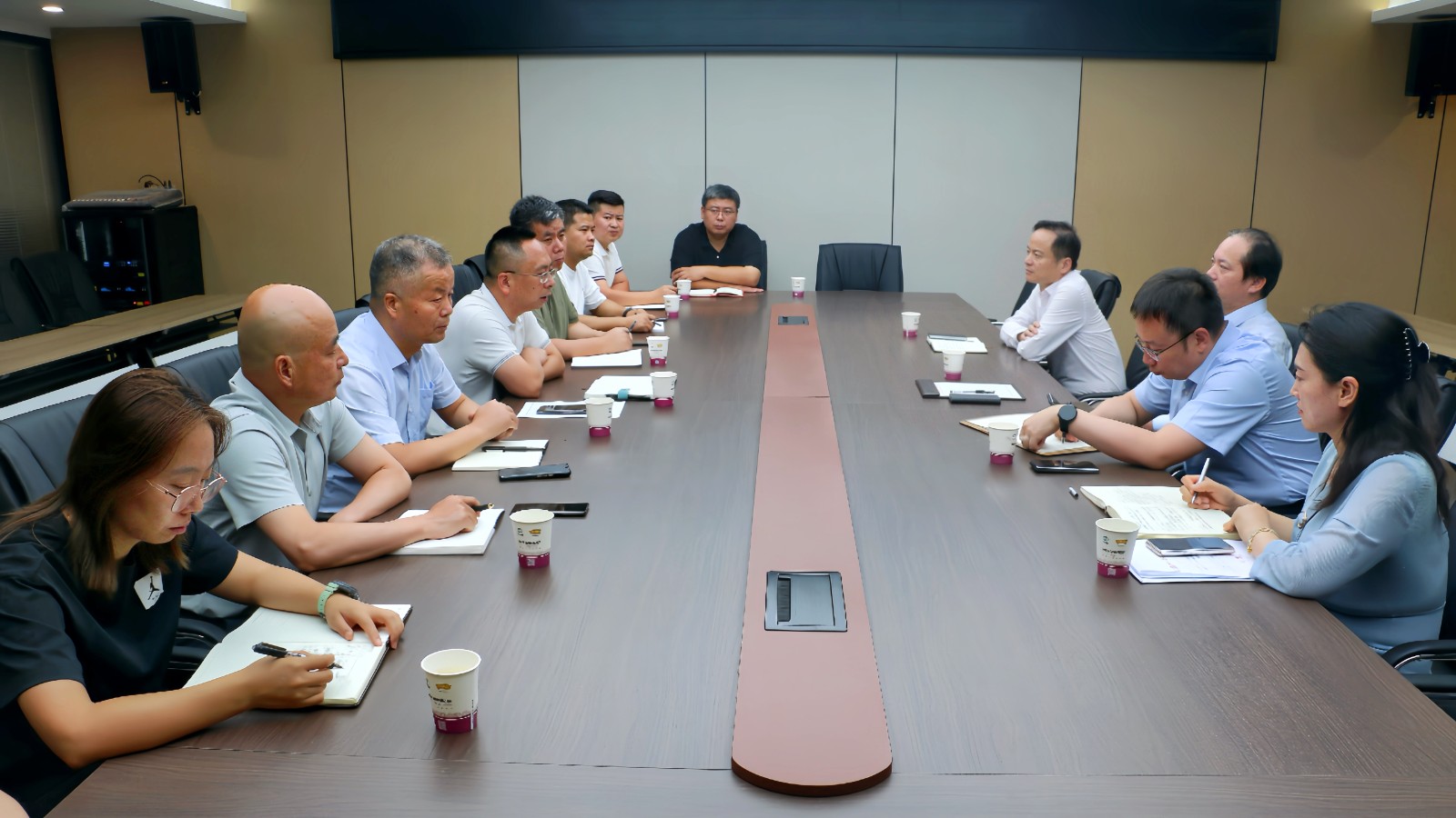 中陕核集团党委书记、董事长朱华平到二一四队调研